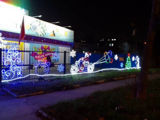 Уличное новогоднее оформление дюралайтом на металлокаркасе