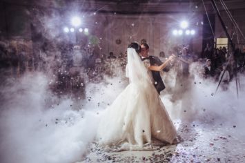 Тяжелый дым на свадьбе с конфетти