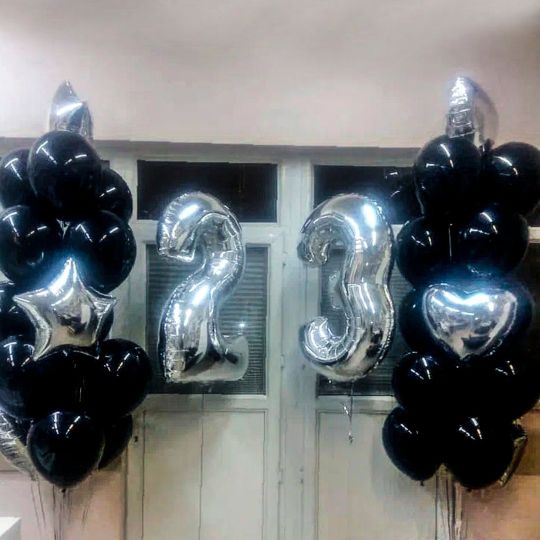🎈👨‍✈Фонтаны из гелиевых черно-серебряных шаров на грузике и серебряные цифры «23»