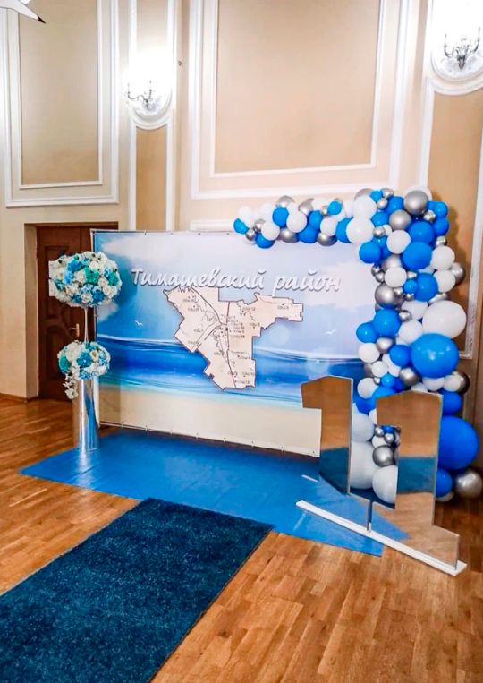🎈 Оформление тематической 📸 фотозоны, оформленной разноразмерной гирляндой, искусственными цветами и цифрами «11».