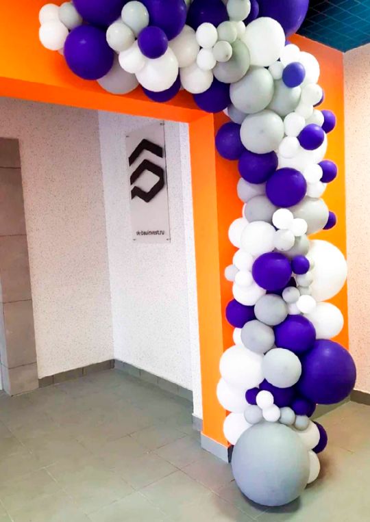 🎈 Праздничное оформление подъезда в жилом доме разноразмерной гирляндой