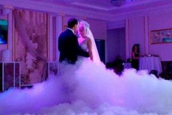 Тяжелый дым на свадьбе танец молодоженов