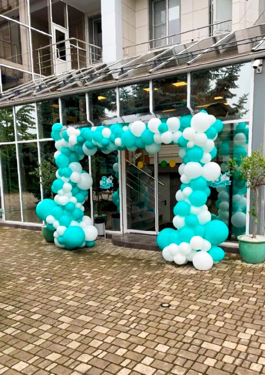 🎈Оформление входной группы разноразмерной гирляндой из воздушных шаров