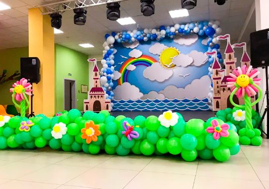 🎪 Оформление сцены гирляндой и стойками из латексных шаров в гимназии "Лидер" к выпускному🔔