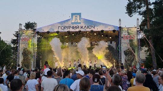 Оформление сцен на день города Лабинск
